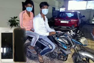 2 accused arrested for snatching mobile in maidan gari of south delhi