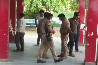 जानकारी देते पुलिस अधीक्षक.