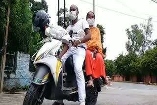 young-man-arrived-gwalior-driving-scooty-from-jharkhand-exam-for-wife