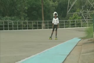 6-yr-old boy skates blindfolded for 16kms for Guinness World Records
