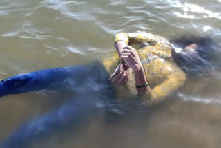 lady deadbody found in krishna river in jogulamba gadwala district