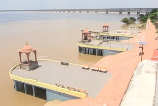 As the flood receded in Godavari, people started commuting
