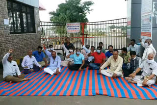 Mandi employees sitting on protest against the Model Act