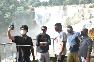 tourists-start-arriving-in-dasham-fall-in-ranchi