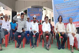 aap-protested-to-stop-the-illegal-trading-of-sand-in-dhamtari