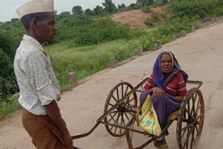 Man takes aging mother to hospital by pushcart in Karnataka