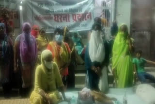 women demanding removal of liquor shops