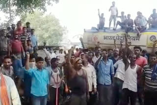 bharat-petroleum-drivers-are-on-strike-in-dhanbad