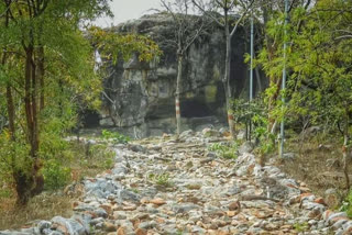 Balod Chitwa Dongri is known for mural pictures