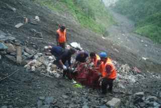 Jammu-Srinagar National Highway  Accident at Jammu-Srinagar National Highway  Three killed in accident in jk  Trucks  Jammu  Kashmir  National  Highway  Ravine  gorge  ജമ്മു കശ്‌മീർ  വാഹനാപകടം  ശ്രീനഗർ  ഹൈവേ  ദേശിയപാത  ജമ്മു  ജമ്മു കശ്‌മീരിൽ രണ്ട് വാഹനാപകടങ്ങളിൽ മൂന്ന് മരണം