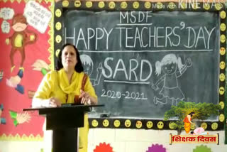 Principal of Janakpuri school Sing poem on teachers day