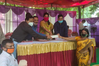 kalyan laxmi and shaadi mubarak cheque distribution at chandrayangutta