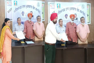 2 teachers of Faridkot get state award on teachers day