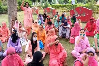 Anganwadi workers protest at residence Minister Kamlesh Dhanda in kaithal