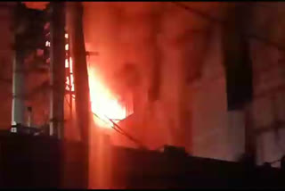 دہلی: آتشزدگی میں تین فیکٹریاں جل کر تباہ