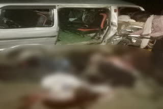 7 died in trailer and van collision
