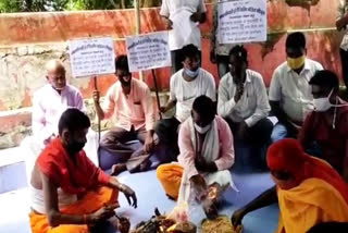 villagers-perform-a-havan-in-bokaro-to-give-good-sense-to-hemant-government