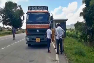 road accident in Andhra  Accidents in India  Lorry accident in Andhra  motorcycle-truck accident  ആന്ധ്രാ പ്രദേശില്‍ ലോറിയും ബൈക്കും കൂട്ടിയിടിച്ച് മൂന്ന് പേര്‍ മരിച്ചു  ആന്ധ്രാ പ്രദേശ്‌