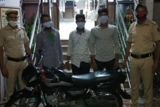 malviya nagar police arrested two robbers with receiver in mobile loot case