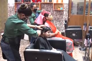 beauty parlor opened in varanasi