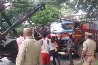 five died in a road accident in budaun