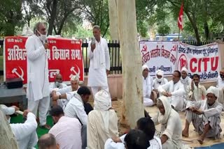 Bhiwani farmers protest outside of  Mini Secretariat