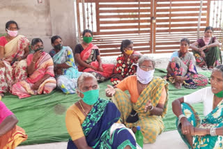 victims protest in front of accused house in kamareddy district