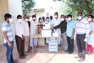 minister jayant patil give a oxigen consntrater machine to islampur covid center