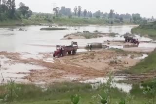 Illegal excavation of sand continues in Karkoti of Surajpur