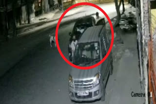 thieves steal maruti  wagonR car in mayur vihar