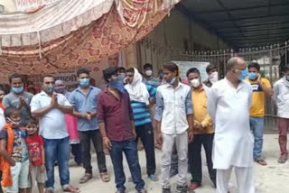 people Protest outside the office of Minister Kailash Gehlot to save home