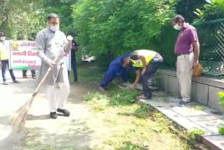 Councilor Bhagat Singh Tokas cleans up at RK Puram sector 4