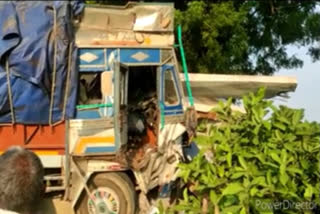 Lorry hit by misplaced bus shelter .. Missed accident