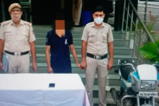 sarita vihar police arrested miscreant for robbing mobile in delhi