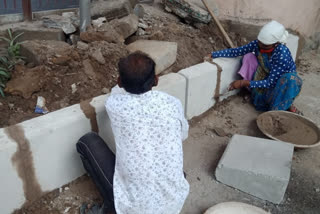 pwd placing stones at main rohtak road divider in delhi