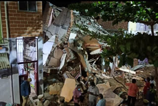 Two dead in building collapse  building collapse in TN  Coimbatore  Coimbatore building collapse  Building  Crashes  Tamil  Nadu  കനത്ത മഴയെ തുടർന്ന് തമിഴ്‌നാട്ടിലെ കോയമ്പത്തൂരിൽ കെട്ടിടം തകർന്നു രണ്ട് പേർ മരിച്ചു.  കനത്ത മഴ  തമിഴ്‌നാട്ടിലെ കോയമ്പത്തൂരിൽ കെട്ടിടം