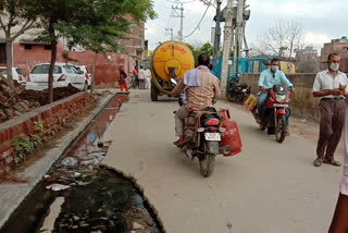 problem of shabby firni road at mubarakpur village in kirari delhi