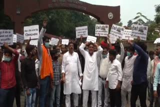 congress-leader-protests-against-outsourcing-company-in-dhanbad