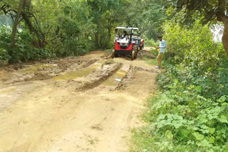 pathetic condition of road in bagodar at giridih, गिरिडीह के बगोदर में सड़क की स्थिति बदहाल