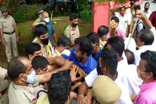 Sajith Lal memorial demolition  Congress in protest  kannur congress news  കണ്ണൂര്‍ വാര്‍ത്തകള്‍  കോണ്‍ഗ്രസ് വാര്‍ത്തകള്‍  സജിത്ത് ലാല്‍ സ്‌മാരകം  കണ്ണൂര്‍ കോണ്‍ഗ്രസ്