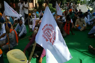 Kisan Mazdoor Sangharsh Committee staged a dharna in front of the mini sector