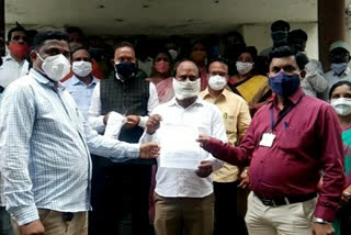 BJP leader Chandrasekhar Bavankule while giving letter to tahsildar