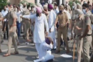 patiala Police lathicharged on Bains and lok insaf party workers who were going to besiege Moti Mahal