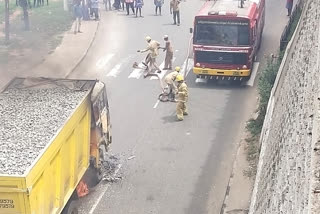 Tipper truck suddenly caught fire in the middle of the Road