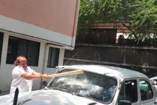 MNS Corporator vandalises car  unavailability of ambulances in Pune  protest against unavailability of ambulances in Pune  Maharashtra Navnirman Sena  MNS Corporator Vasant More  MNS Corporator smashes car over delayed ambulance  MNS  Corporator  Vasant More  ആംബുലൻസ് ലഭിച്ചില്ല  മുന്‍സിപ്പല്‍ ഉദ്യോഗസ്ഥന്‍റെ കാര്‍ അടിച്ച് തകര്‍ത്തു  വസന്ത് മോറെ  കാര്‍ അടിച്ച് തകര്‍ത്തു