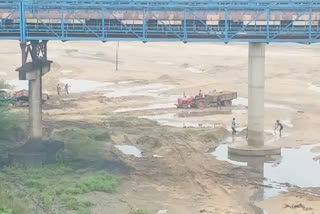 Sand mafia are constantly excavating sand in korba