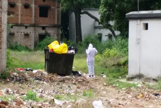 used-ppe-kit-being-thrown-in-open-dustbin-in-sadar-hospital-chaibasa