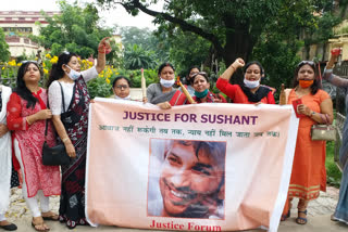 Women protest against Sanjay Raut