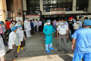 contract health workers continued protest against delhi govt for permanent status