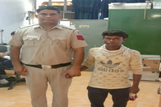 mobile thief arrested by chhawla police